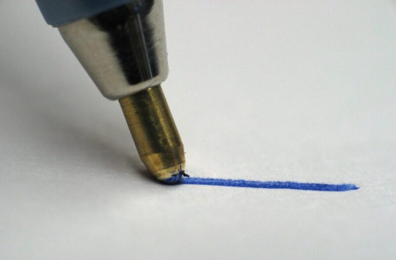 cách tẩy mực bút bi trên nhựa