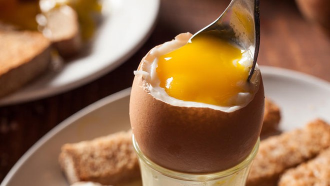 ăn trứng gà sống có tác dụng gì