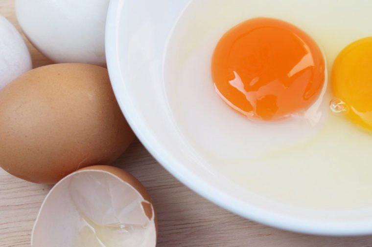 Ăn trứng gà sống có tác dụng gì? 8 tác dụng của trứng gà sống