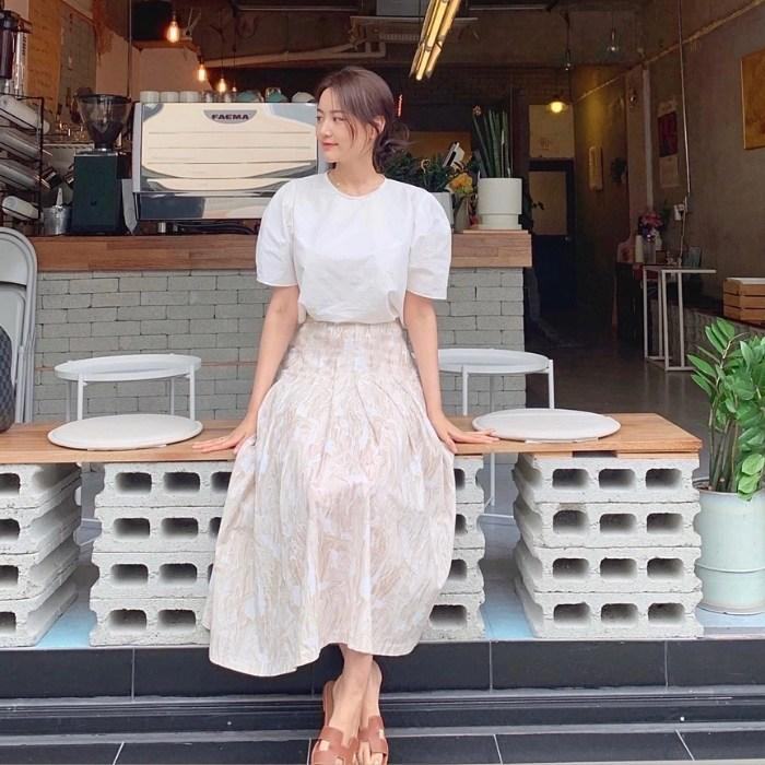 Cách tạo dáng ngồi khi mặc váy dài đẹp