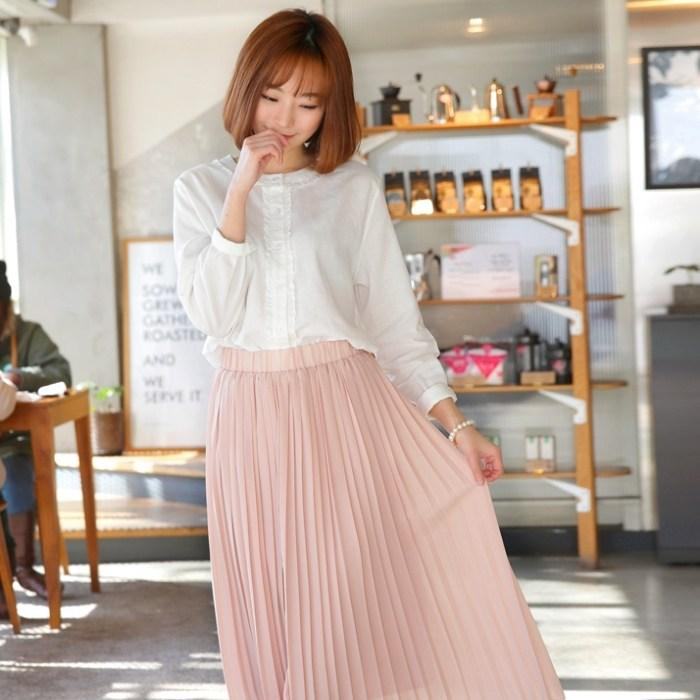 Mặc váy dài một tay che nắng một tay cầm váy