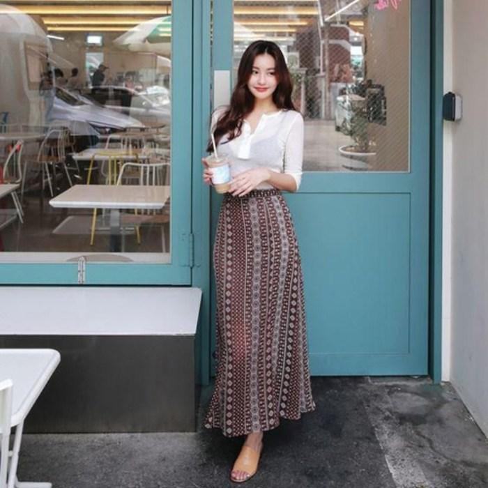 cách tạo dáng chụp ảnh đẹp với váy dài tay cầm cafe