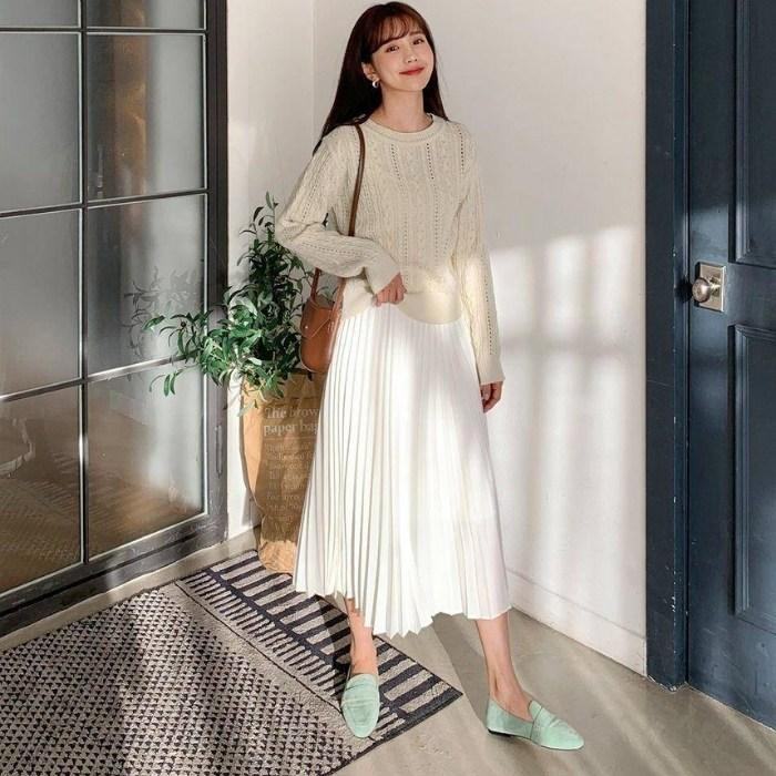 cách tạo dáng chụp ảnh đẹp khi mặc váy dài nắm tà váy