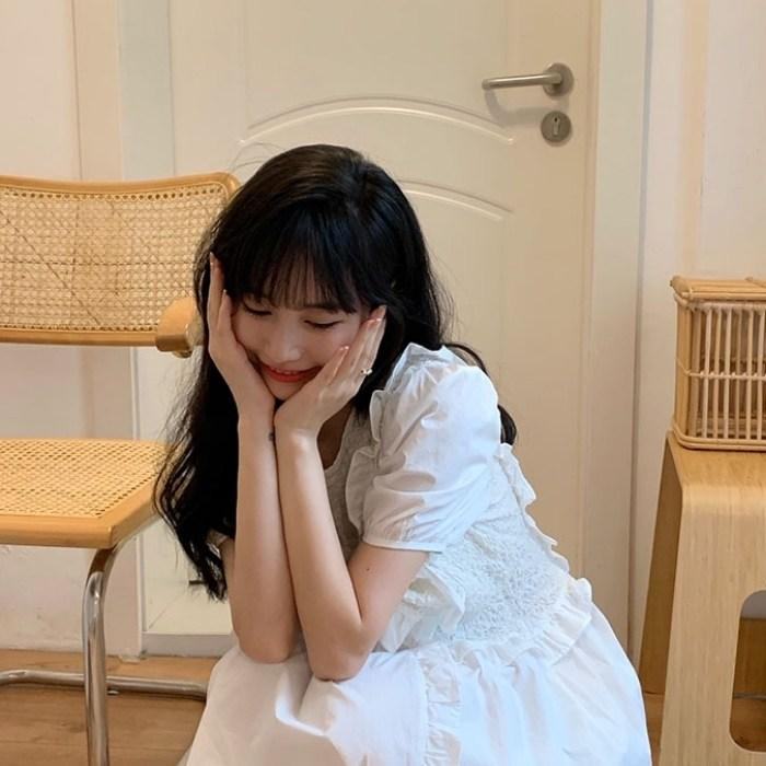 Cách tạo dáng chụp ảnh đẹp khi mặc váy đi tiệc dễ thương