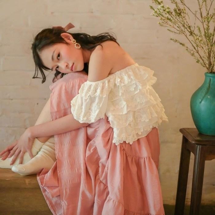 Cách tạo dáng chụp ảnh đẹp khi mặc váy đi tiệc ngồi ôm đầu gối