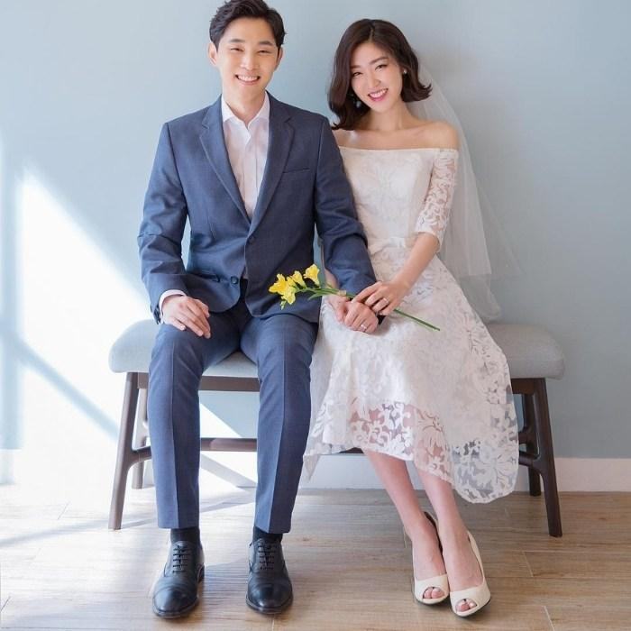 Mặc váy đi tiệc chụp với ghế tạo dáng thanh lịch