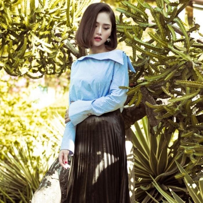 Cách tạo dáng chụp ảnh đẹp khi mặc váy xếp ly tay chống hông