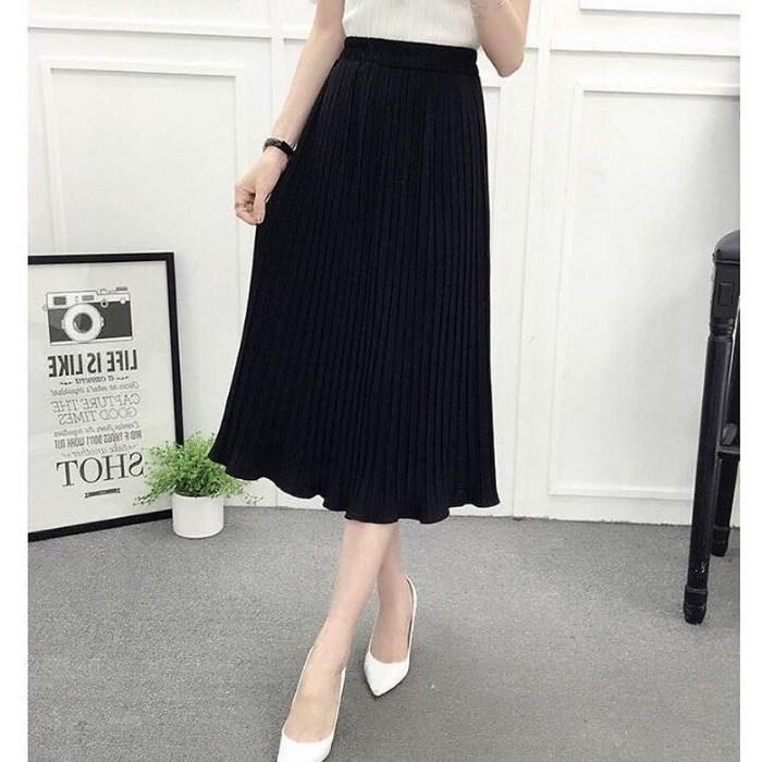 cách tạo dáng chụp ảnh đẹp khi mặc váy xếp ly chéo chân