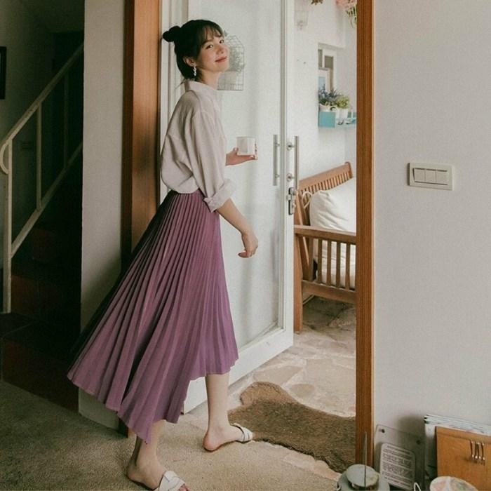 Mặc váy xếp ly làm biểu cảm mặt dễ thương