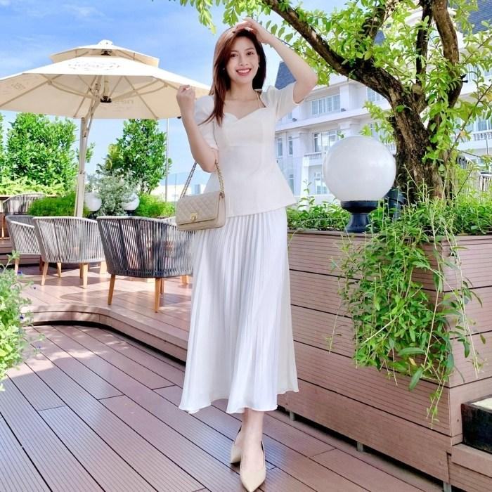 Cách tạo dáng chụp ảnh đẹp khi mặc váy xếp ly dễ thương