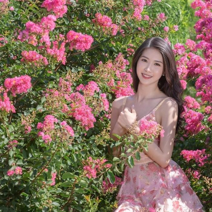 Ngước mặt lên trời và tay cầm phụ kiện