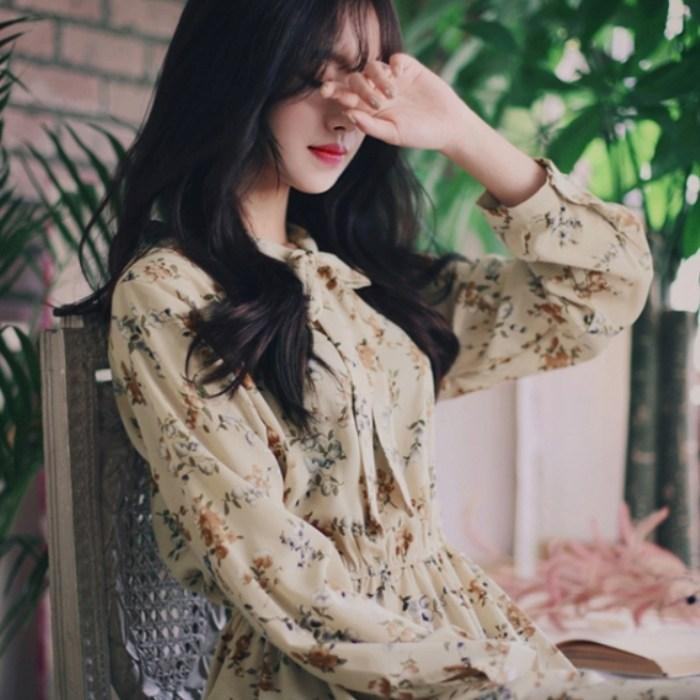 cách tạo dáng chụp ảnh đẹp khi mặc váy hoa dễ thương