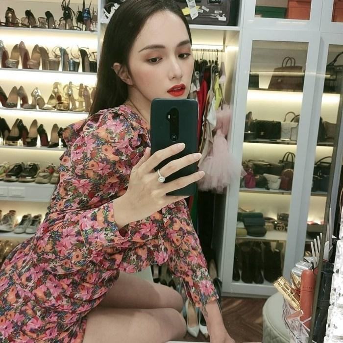 Cách tạo dáng chụp ảnh đẹp khi mặc váy hoa chụp ảnh trước gương