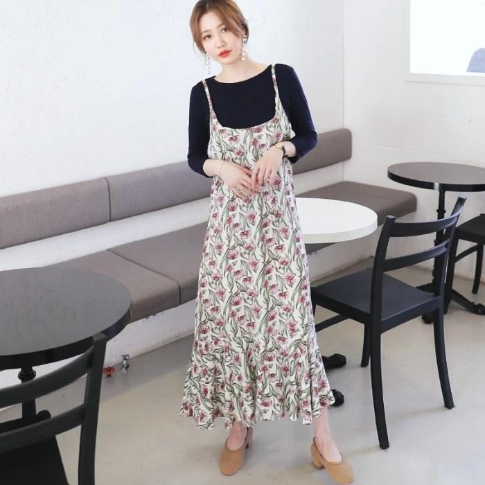 Cách tạo dáng chụp ảnh đẹp khi mặc váy hoa vòng tay trước ngực