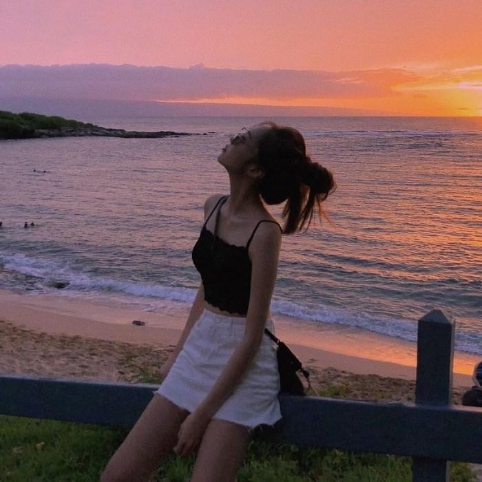 Cách tạo dáng chụp ảnh đẹp khi mặc váy ngước nhìn bầu trời