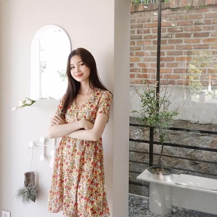 Cách tạo dáng chụp ảnh đẹp khi mặc váy hoa vòng tay trước ngực dễ thương