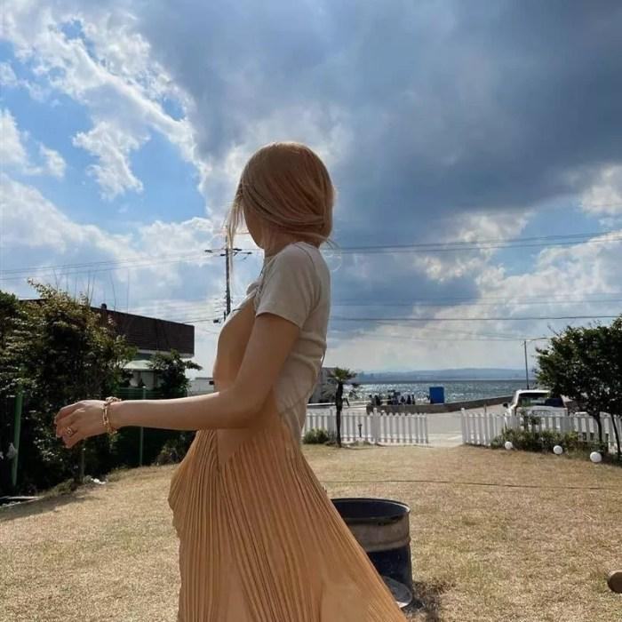 cách tạo dáng chụp ảnh đẹp khi mặc váy maxi nhìn lại sau lưng