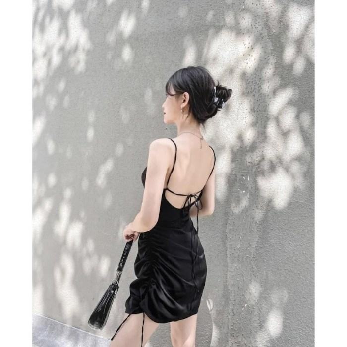 cách tạo dáng chụp ảnh đẹp khi mặc váy body khoe lưng