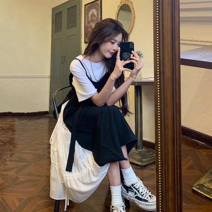 Mặc váy yếm chụp nghiêng người