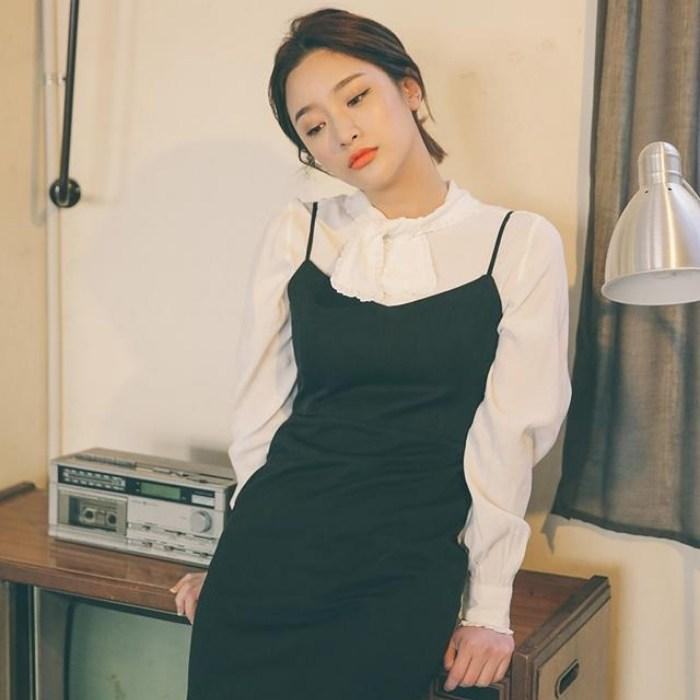 cách tạo dáng chụp ảnh đẹp khi mặc váy yếm nghiêng người