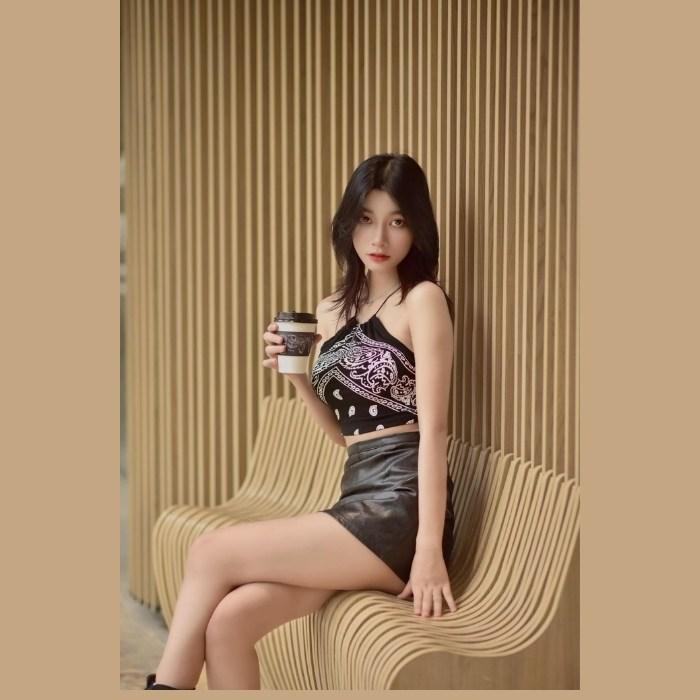 chụp ảnh mặc váy ngắn cầm ly cafe