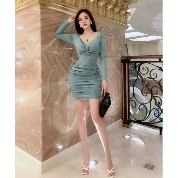 cách tạo dáng chụp ảnh đẹp khi mặc váy body tay sờ đầu