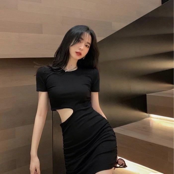 Mặc váy ôm đứng dáng truyền thống