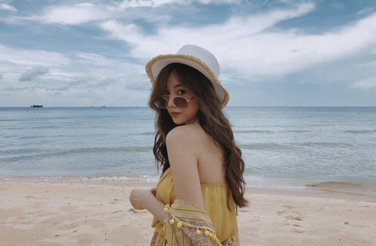 Chụp ảnh ngồi nhìn qua vai