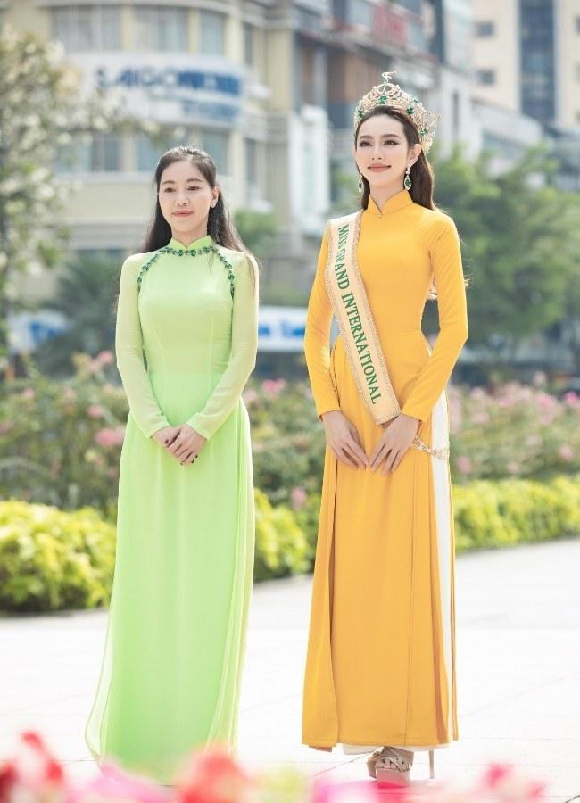 Mặc áo dài nên đi giày cao gót gì