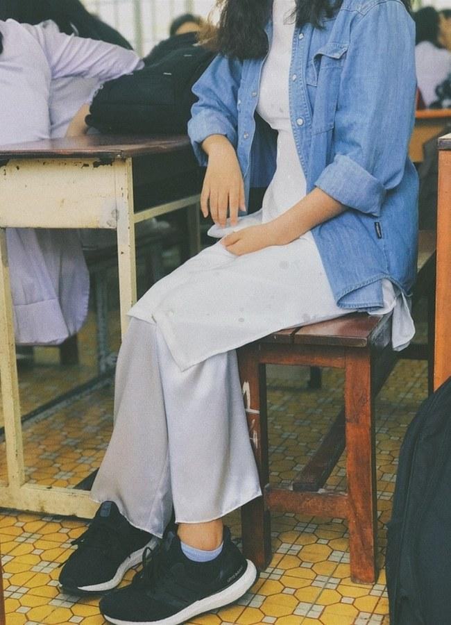 Giày sneaker kết hợp áo dài