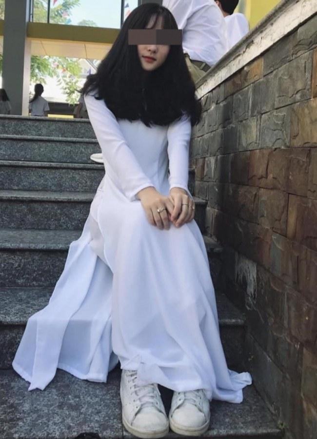 mang giày sneaker với áo dài