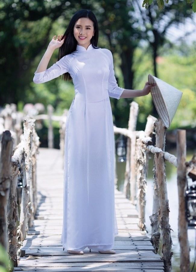 Mặc áo dài trắng đi giày gì đẹp