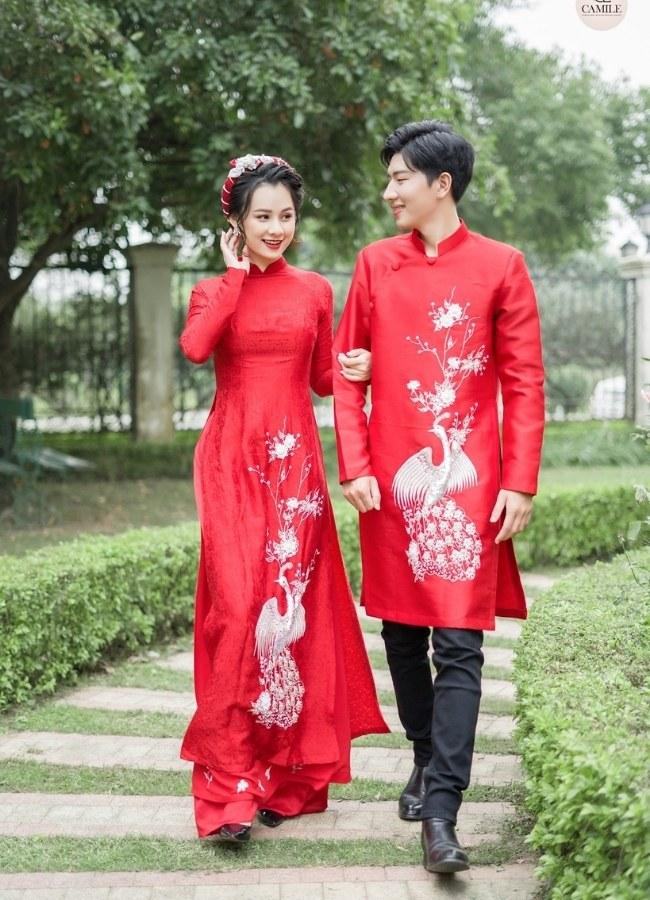 Mặc áo dài cưới mang giày gì