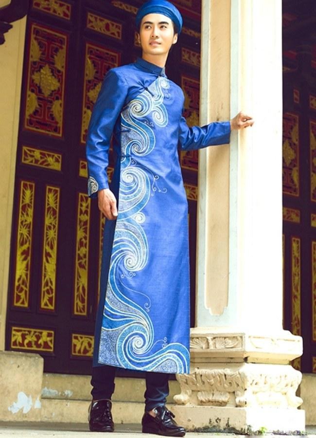 Nam mặc áo dài mang giày gì đẹp nhất