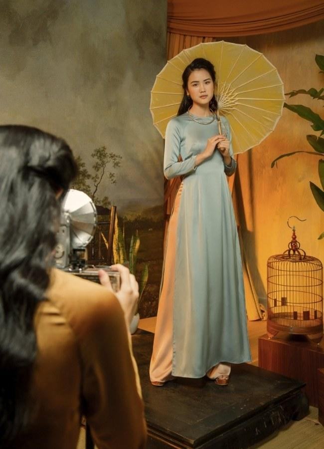 Giày sandal đế xuồng kết hợp áo dài