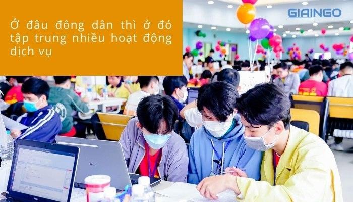 lấy ví dụ chứng minh ở đâu đông dân thì ở đó tập trung nhiều hoạt động dịch vụ
