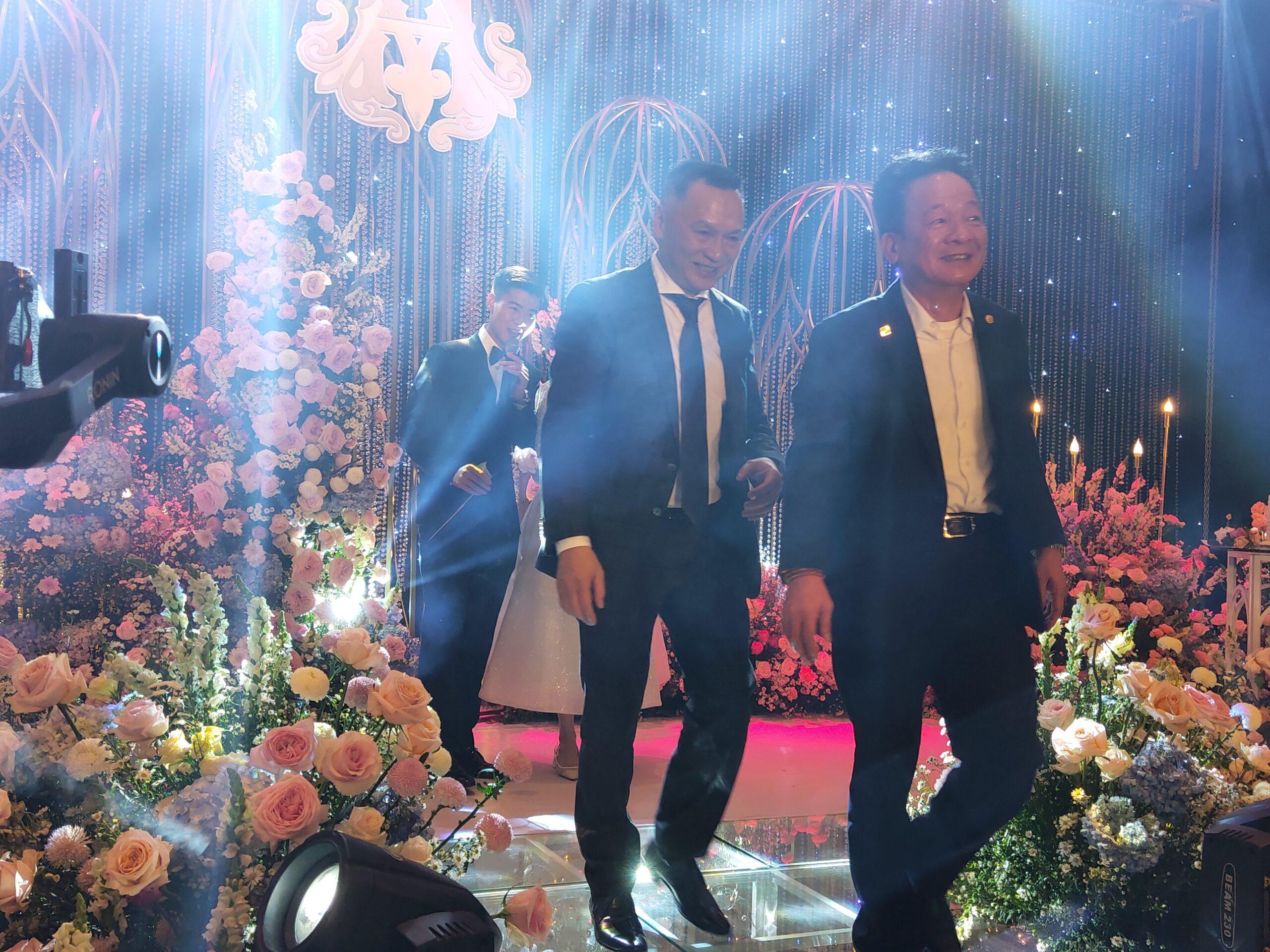 Bầu Hiển xuất hiện trong đám cưới Duy Mạnh