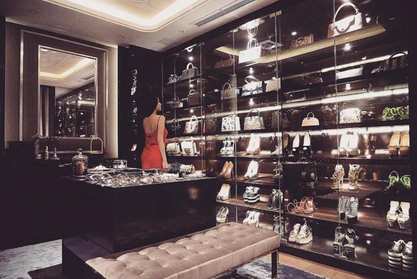 Khu trưng bày phụ kiện hàng hiệu của Huyền Baby