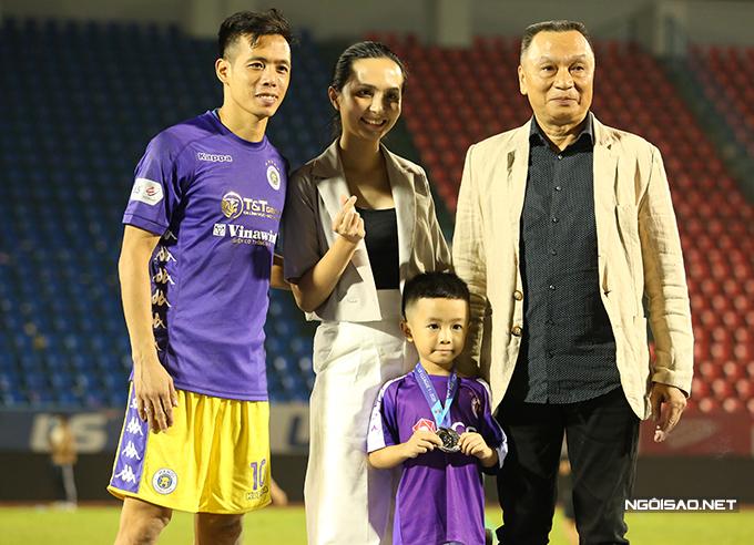 Bố vợ Văn Quyết là ai