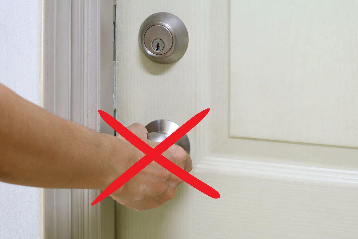 Nhà bị nồm ẩm không nên làm gì