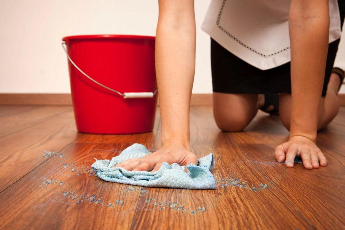 Nền nhà bị nồm ẩm không làm gì