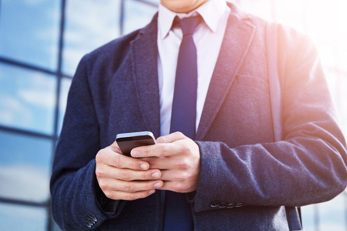 Dấu hiệu chồng còn yêu người yêu cũ