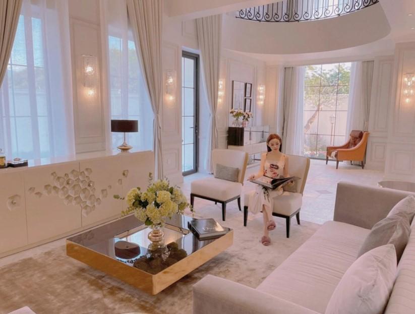 Huyền Baby check-in sang chảnh trong căn biệt thự 