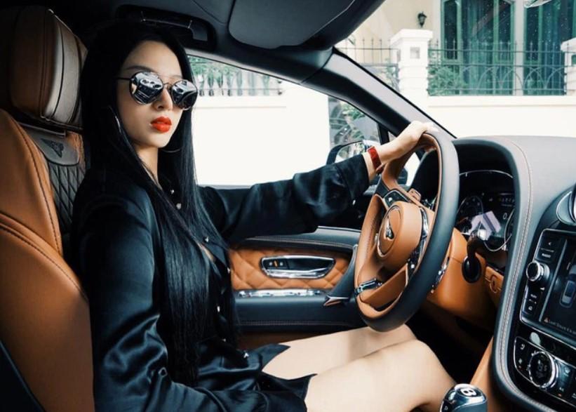 Huyền Baby chụp hình sang chảnh với siêu xe