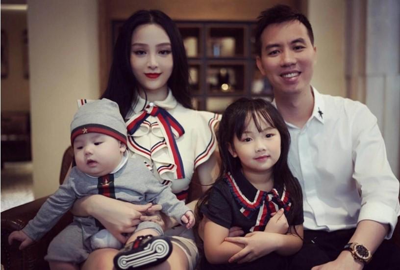 Huyền Baby hạnh phúc bên gia đình