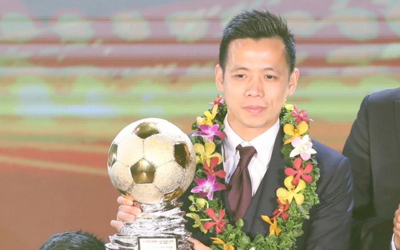Quả bóng vàng trên tay Văn Quyết